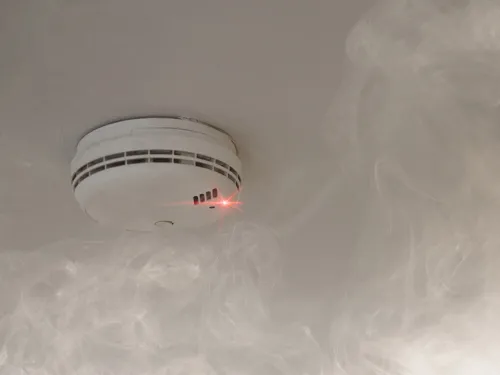 Una alarma de humo que se activa con el humo.