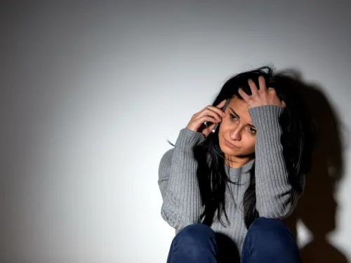 Una mujer al teléfono, que parece estresada o preocupada