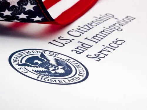 Логотип Службы гражданства и иммиграции США (USCIS) с флагом США