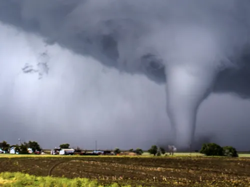 Tornado moviéndose a través de un paisaje rural